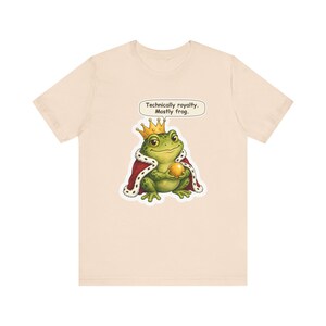 Camiseta del Príncipe Rana, Regalo para Amantes de los Anfibios, Técnicamente Realeza Mayormente Rana, Divertida Camiseta de Cuento de Hadas de los Hermanos Grimm para Amantes de los Estanques y Lectores de Cuentos. imagen 3