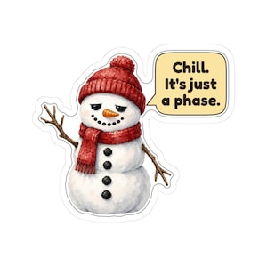 Puede incluir: Una pegatina troquelada que muestra un muñeco de nieve blanco con un gorro y una bufanda de punto rojos, brazos de rama, nariz de zanahoria y botones de carbón. Un bocadillo junto al muñeco contiene el texto, Chill. It's just a phase.