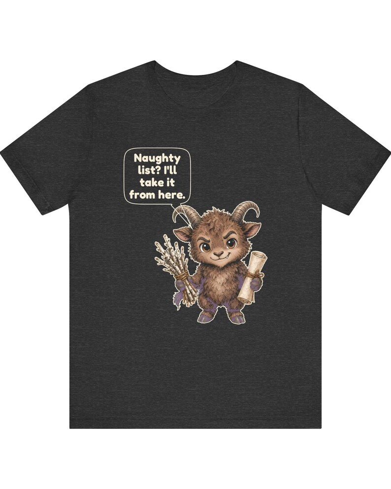 Puede incluir: Una camiseta de manga corta gris oscuro con el gr&aacute;fico de una criatura marr&oacute;n con cuernos que sostiene un manojo de palos y un pergamino. Un globo de texto sobre la criatura contiene el texto: Naughty list? I'll take it from here.