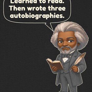 Puede incluir: Una ilustraci&oacute;n de estilo caricatura de Frederick Douglass con traje gris, chaleco y pajarita. Sostiene un libro abierto y una pluma. Un globo de texto sobre &eacute;l contiene el texto: Learned to read. Then wrote three autobiographies.