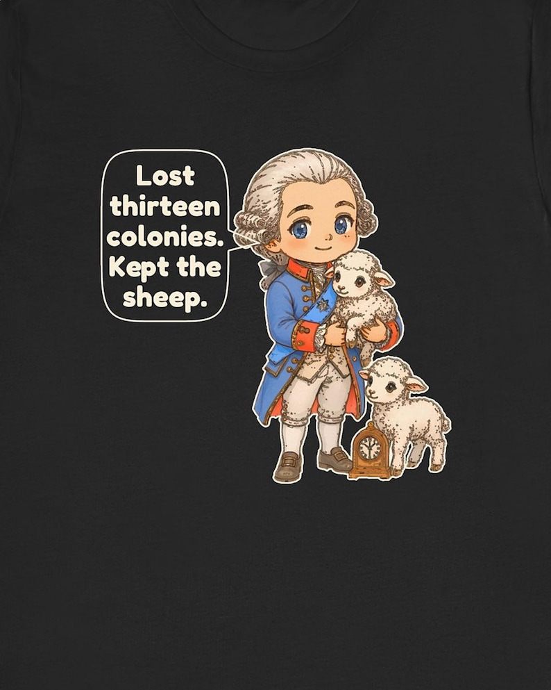 Peut inclure: Un t-shirt noir avec une illustration de style dessin anim&eacute; repr&eacute;sentant un personnage historique en manteau bleu et culotte blanche tenant un agneau, avec un autre agneau et une petite horloge. Une bulle contient le texte : Lost thirteen colonies. Kept the sheep.