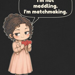 K&ouml;nnte beinhalten: Eine grafische Illustration einer Figur mit lockigem braunem Haar, die ein hellrosa Kleid und eine Jacke tr&auml;gt und zwei rote Herzen h&auml;lt. Eine Sprechblase &uuml;ber der Figur enth&auml;lt den Text: I'm not meddling. I'm matchmaking.