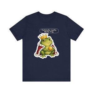 Camiseta del Príncipe Rana, Regalo para Amantes de los Anfibios, Técnicamente Realeza Mayormente Rana, Divertida Camiseta de Cuento de Hadas de los Hermanos Grimm para Amantes de los Estanques y Lectores de Cuentos. imagen 7