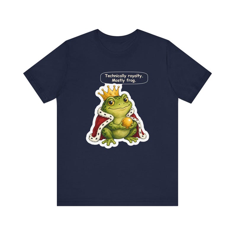 Camiseta del Príncipe Rana, Regalo para Amantes de los Anfibios, Técnicamente Realeza Mayormente Rana, Divertida Camiseta de Cuento de Hadas de los Hermanos Grimm para Amantes de los Estanques y Lectores de Cuentos. imagen 7