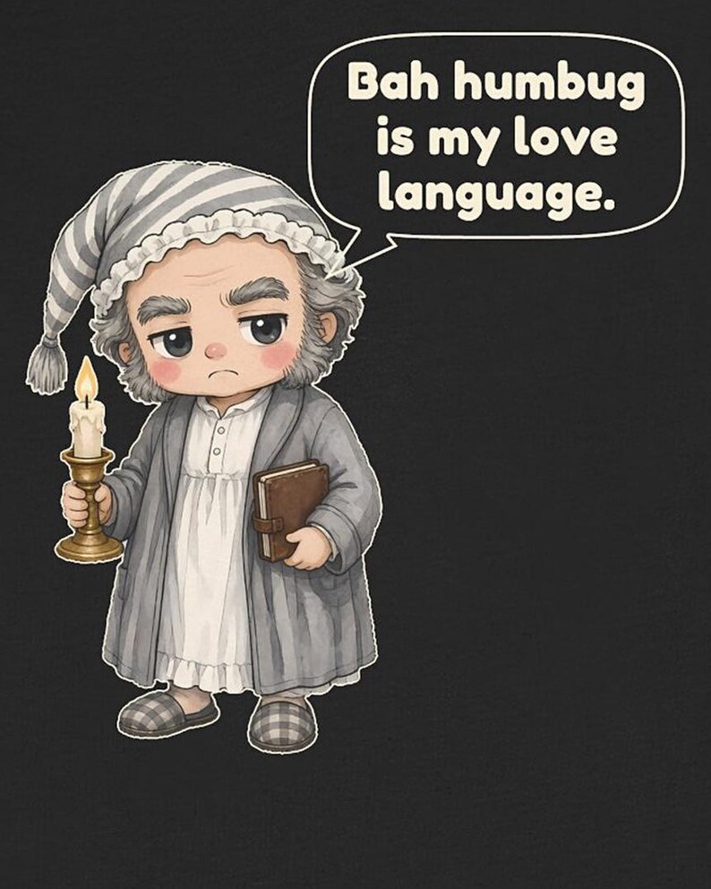 Puede incluir: Una ilustraci&oacute;n gr&aacute;fica de un personaje con gorro de dormir a rayas grises, bata gris y camis&oacute;n blanco. El personaje sostiene una vela encendida en un candelabro dorado y un libro marr&oacute;n. Un bocadillo contiene el texto: Bah humbug is my love language.
