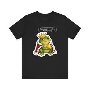 Camiseta del Príncipe Rana, Regalo para Amantes de los Anfibios, Técnicamente Realeza Mayormente Rana, Divertida Camiseta de Cuento de Hadas de los Hermanos Grimm para Amantes de los Estanques y Lectores de Cuentos. imagen 2