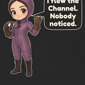 Puede incluir: Una ilustraci&oacute;n gr&aacute;fica de un personaje con traje de vuelo morado, capucha y botas marrones, sosteniendo gafas de aviador. Un globo de texto contiene: I flew the Channel. Nobody noticed. El personaje tiene ojos grandes y una expresi&oacute;n amable.