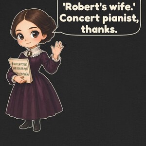 Puede incluir: Una ilustraci&oacute;n de estilo caricatura de una persona con cabello casta&ntilde;o en un vestido morado oscuro con cuello de encaje blanco, sosteniendo partituras y saludando. Un globo de texto contiene: Not 'Robert's wife.' Concert pianist, thanks.