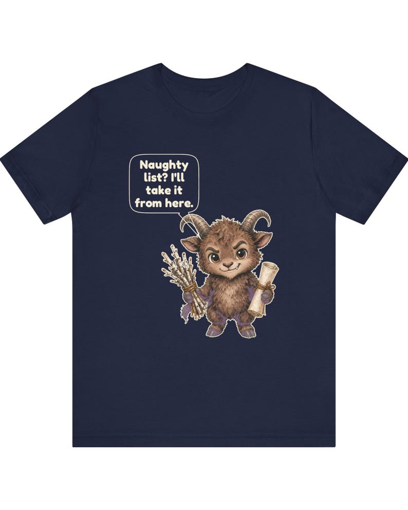 Puede incluir: Una camiseta azul marino de manga corta con el gr&aacute;fico de una criatura marr&oacute;n con cuernos que sostiene un manojo de ramas y un pergamino. Un globo de texto sobre la criatura contiene el texto: Naughty list? I'll take it from here.