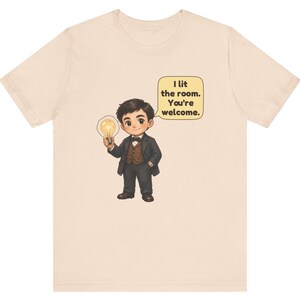 Może przedstawiać: Beżowy t-shirt z rysunkową ilustracją osoby w ciemnym garniturze i muszce, trzymającej świecącą żar&oacute;wkę. Dymek obok postaci zawiera tekst: I lit the room. You're welcome.