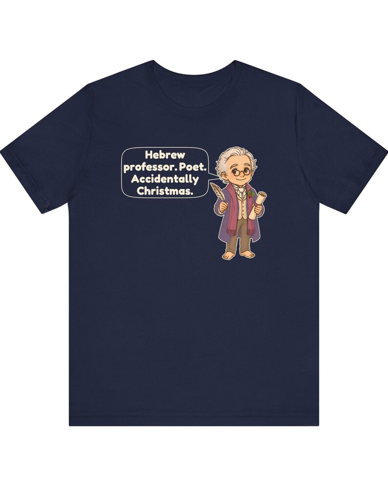 Pu&ograve; includere: Una t-shirt a maniche corte blu navy con un'illustrazione a cartone animato di un uomo con gli occhiali che tiene in mano una penna e una pergamena. Un fumetto accanto al personaggio contiene il testo: Hebrew professor. Poet. Accidentally Christmas.