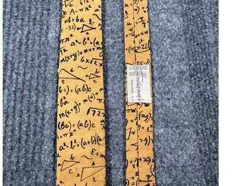 Vintage-Hahn-Mathematikformel, quadratische Krawatte mit Endkappe, Senfgelb, E=mc²
