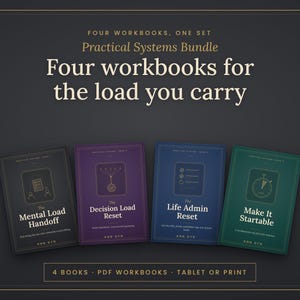 Op de afbeelding: Een set van vier werkboeken getiteld Practical Systems Bundle: Four workbooks for the load you carry. De boeken zijn getiteld The Mental Load Handoff, The Decision Load Reset, The Life Admin Reset en Make It Startable, door Ann Utn.