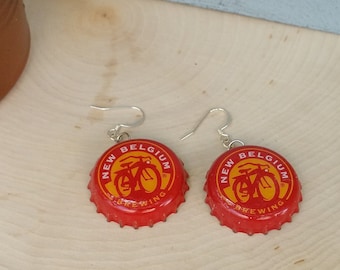 Neuer Belgien Bierdeckel-Ohrring, rote Flaschenverschluss-Ohrringe, Bierverschluss-Ohrringe, Geschenk für Bierliebhaber, Barkeeper Geschenke, Alkohol Geschenke, einzigartiges Geschenk