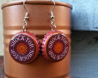 Pendiente de tapa de cerveza Shock Top, gorra granate, pendientes de tapa de botella, joyería de tapa de cerveza, para bebedores de cerveza, regalo para camareros, regalo para amantes de la cerveza