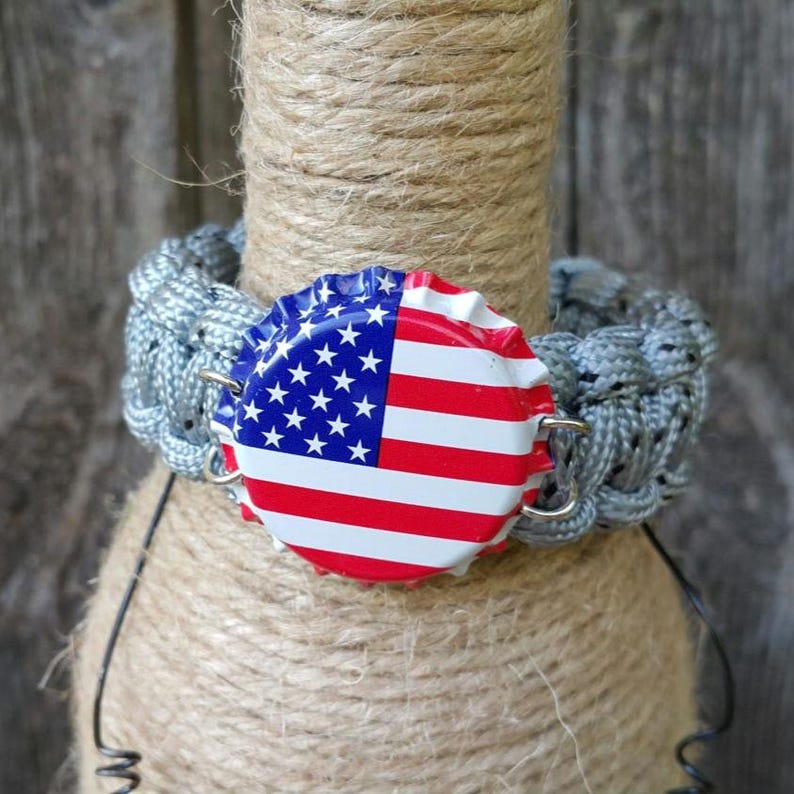 American Flag Bottle Cap Bracelet, USA Flag Bottle Cap, Paracord Bracelet, Patriotic Wear, Fourth of July, Gift for everyone, American Flag Bild 3