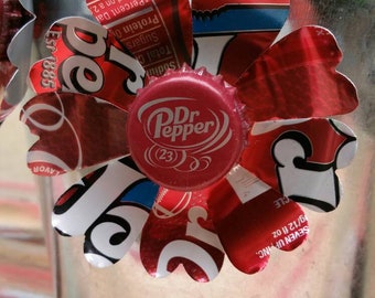 Imán de flores recicladas, imán de arte con refrescos, imán de latas de refresco, imán para nevera, regalos para fans de Dr Pepper, imán de arte con refrescos, arte con latas recicladas, imán