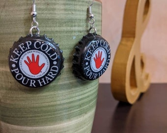 Pendientes de tapa de cerveza de mano izquierda, pendientes de cerveza artesanal, pendientes de tapa de cerveza, regalos para amantes de la cerveza, regalo para bartenders, pendientes de moda reciclados