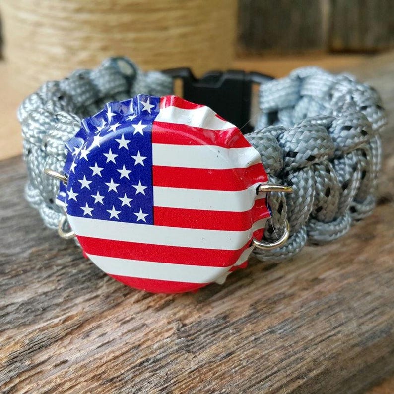 American Flag Bottle Cap Bracelet, USA Flag Bottle Cap, Paracord Bracelet, Patriotic Wear, Fourth of July, Gift for everyone, American Flag Bild 1