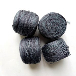 Sconto del 35% su Briar Rose Fibers Sea Pearl Fingering, Charcoal Heather — Lana Merino / Tencel Lyocell, 400 iarde / 3,8 once immagine 2