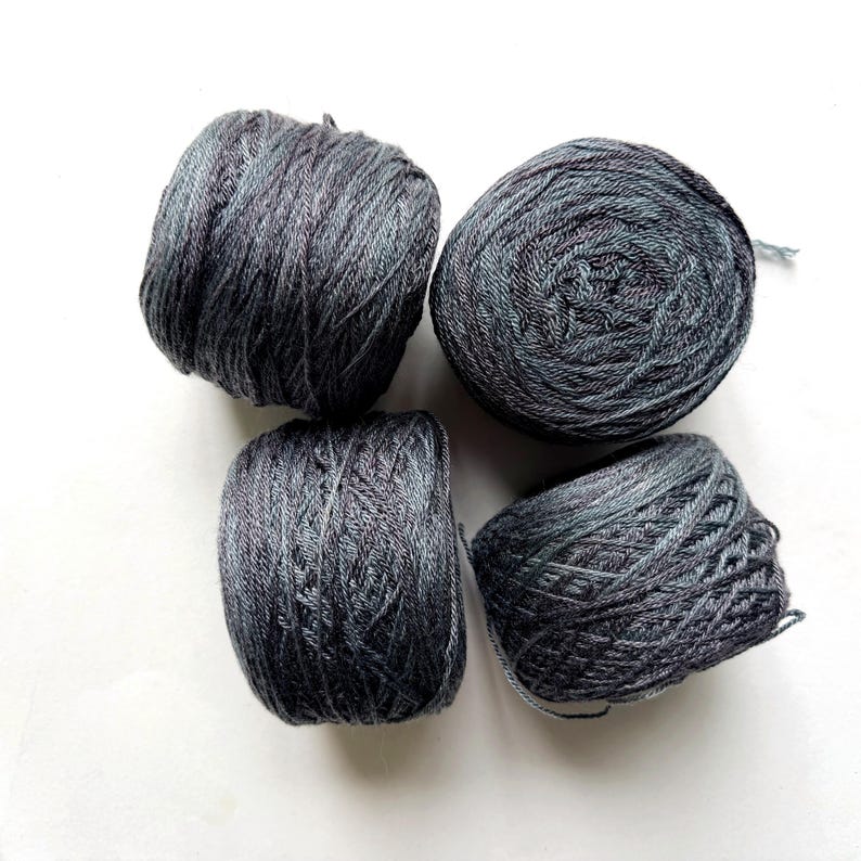 Sconto del 35% su Briar Rose Fibers Sea Pearl Fingering, Charcoal Heather — Lana Merino / Tencel Lyocell, 400 iarde / 3,8 once immagine 2