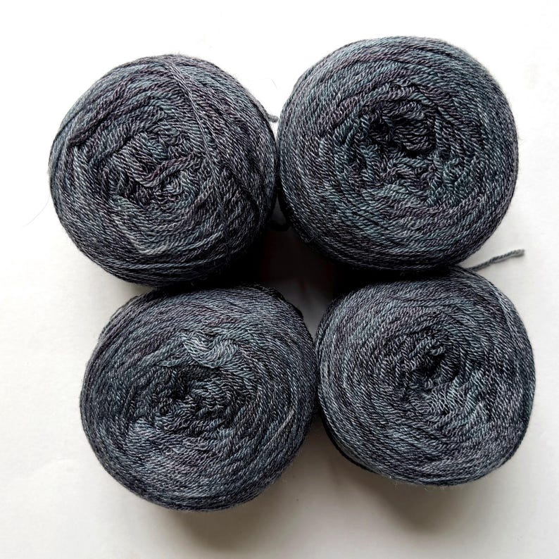 Sconto del 35% su Briar Rose Fibers Sea Pearl Fingering, Charcoal Heather — Lana Merino / Tencel Lyocell, 400 iarde / 3,8 once immagine 1