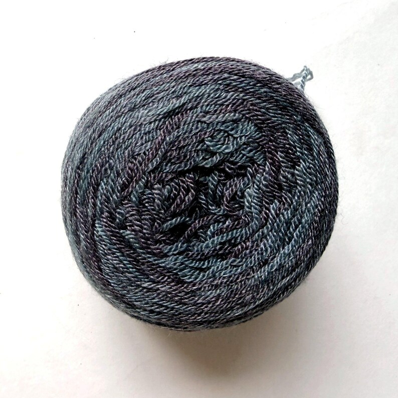 Sconto del 35% su Briar Rose Fibers Sea Pearl Fingering, Charcoal Heather — Lana Merino / Tencel Lyocell, 400 iarde / 3,8 once immagine 3
