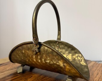 Cesta de latón vintage: diseño martillado, detalles de hojas, asa remachada (8,5 pulgadas)