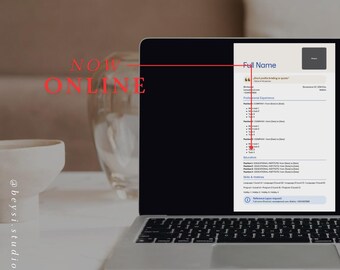 Può includere: Uno schermo di un computer portatile che mostra un modello di curriculum con sezioni per nome completo, esperienza professionale, istruzione e competenze. Il testo NOW ONLINE è visibile in rosso con una freccia rossa che punta al documento.