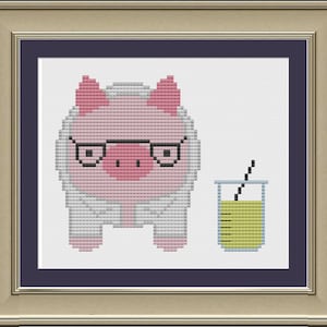 Puede incluir: Un cerdo rosa con gafas y una bata de laboratorio blanca sostiene un vaso de precipitados de vidrio con un líquido amarillo y una pajita.