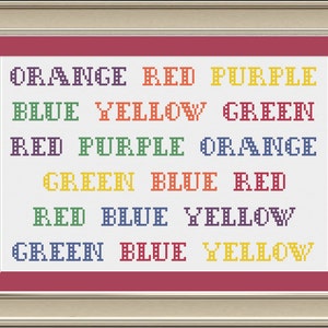 Può includere: Uno sfondo bianco con le parole "ARANCIONE ROSSO VIOLA BLU GIALLO VERDE ROSSO VIOLA ARANCIONE VERDE BLU ROSSO ROSSO BLU GIALLO VERDE BLU GIALLO" scritte in diversi colori.