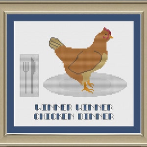 Könnte beinhalten: Stickmuster mit einem braunen Huhn auf einem weißen Teller mit einer Gabel und einem Messer links. Der Text darunter lautet "Winner Winner Chicken Dinner".