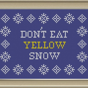 Può includere: Schema di punto croce su tessuto blu con fiocchi di neve bianchi e il testo "Non mangiare la neve gialla".