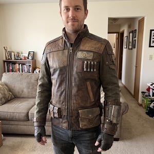 Chaqueta estilo cargo desértico con aspecto desgastado, inspirada en Star Wars.