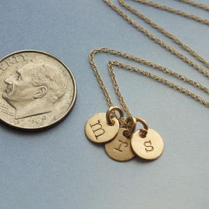 14金製極小6mmイニシャルディスクチャーム、14金無垢チャーム、ゴールドイニシャルチャーム • イエロー、ホワイト、またはローズゴールド • 繊細なゴールドチャーム、14金チャーム 画像 5
