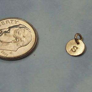 14金製極小6mmイニシャルディスクチャーム、14金無垢チャーム、ゴールドイニシャルチャーム • イエロー、ホワイト、またはローズゴールド • 繊細なゴールドチャーム、14金チャーム 画像 3