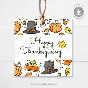 Puede incluir: Etiquetas de regalo imprimibles para el Día de Acción de Gracias con fondo blanco y un patrón de calabazas, sombreros de peregrino, rebanadas de pastel y hojas de otoño. El texto "Happy Thanksgiving" está escrito en letra cursiva negra.