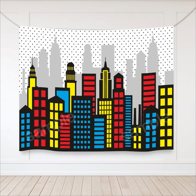 Pu&ograve; includere: Un arazzo colorato con paesaggio urbano in stile pop art. Il design presenta edifici rossi, gialli, blu e neri, con sagome grigie di grattacieli. La parte superiore ha uno sfondo bianco con pois neri.