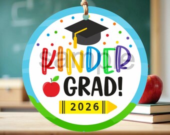 Etiqueta de regalo redonda para graduados de Kinder 2026 / Tamaño de 2 pulgadas / Formato JPG / Imprimible / ¡Descarga instantánea!