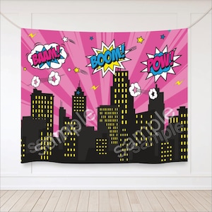 Puede incluir: Un telón de fondo rosa con una silueta de ciudad y burbujas de estilo cómic que dicen "BAAM!" "BOOM!" y "POW!"