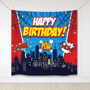 Puede incluir: Una pancarta de cumpleaños roja, azul y negra con un fondo de ciudad y las palabras "¡Feliz cumpleaños!" en amarillo. La pancarta también presenta globos de diálogo de estilo cómic con las palabras "¡Wham!", "¡Pow!" y "¡Wow!"
