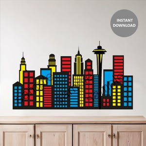 Puede incluir: Una calcomanía de pared con silueta de ciudad colorida con edificios rojos, amarillos, azules y negros. La calcomanía presenta un rascacielos alto con una estructura similar a una aguja espacial en la parte superior.