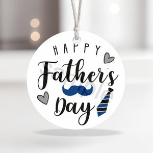 Etiqueta para el Día del Padre: Etiqueta de regalo circular con bigote y corbata. Archivo imprimible, tamaño 5 cm. Descarga instantánea en PDF.