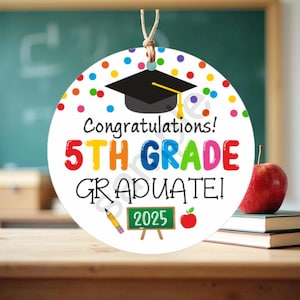 Étiquette de remise des diplômes de 5e année | Félicitations, diplômé ! 2025 | Étiquette ronde de 2 po. | Fichier imprimable | Téléchargement immédiat