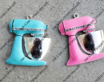 v Colgante de diseño original con esmaltado en rosa o aguamarina con pedrería - 55 mm x 43 mm - Esmalte de color sobre metal plateado con pedrería Horneado