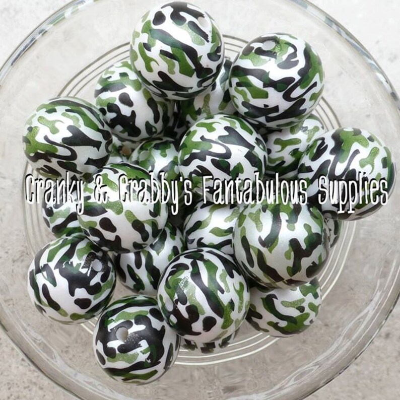 I 20mm Resin Grün Camouflage Print auf Weiße Perle Chunky Halsketten Set von 10 Perlen Camo Bild 1