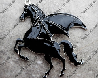 Fledermaus geflügelte Emaille Pferd Anhänger - 54 mm X 35 mm -Mythologische geflügelte Pferd - Chunky Halskette Anhänger Junge Zauberer