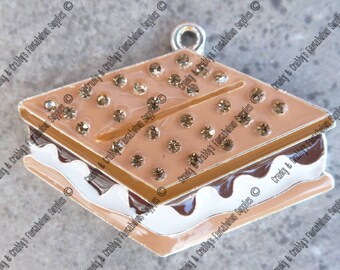 Colgante de S'mores con diamantes de imitación - 33 mm x 44 mm - Galleta Graham, malvavisco, chocolate - Fogata - Camping