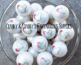 Könnte beinhalten: Eine Schüssel mit weißen, perlmuttartigen Perlen mit einem roten, blauen und grünen Mickey-Maus-Design. "Cranky & Crabby's Fantabulous Supplies" ist auf der Schüssel aufgedruckt.