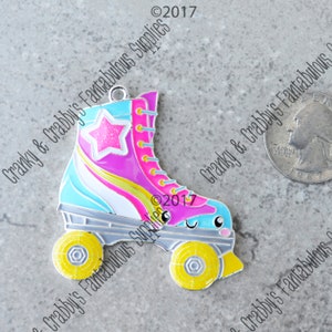 Puede incluir: Un charm de patín de ruedas colorido con un diseño de estrella. El charm presenta una combinación de colores rosa, azul y amarillo con una base plateada y ruedas amarillas. Mide aproximadamente 5 cm de largo.